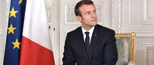 Macron entouré de Guy Roux et Papin pour France-Belgique