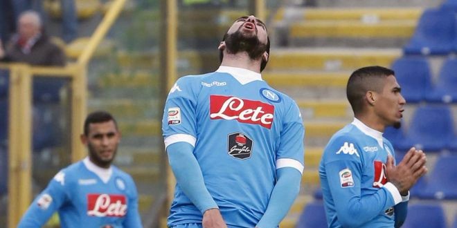 Naples prend le contrôle de la Serie A